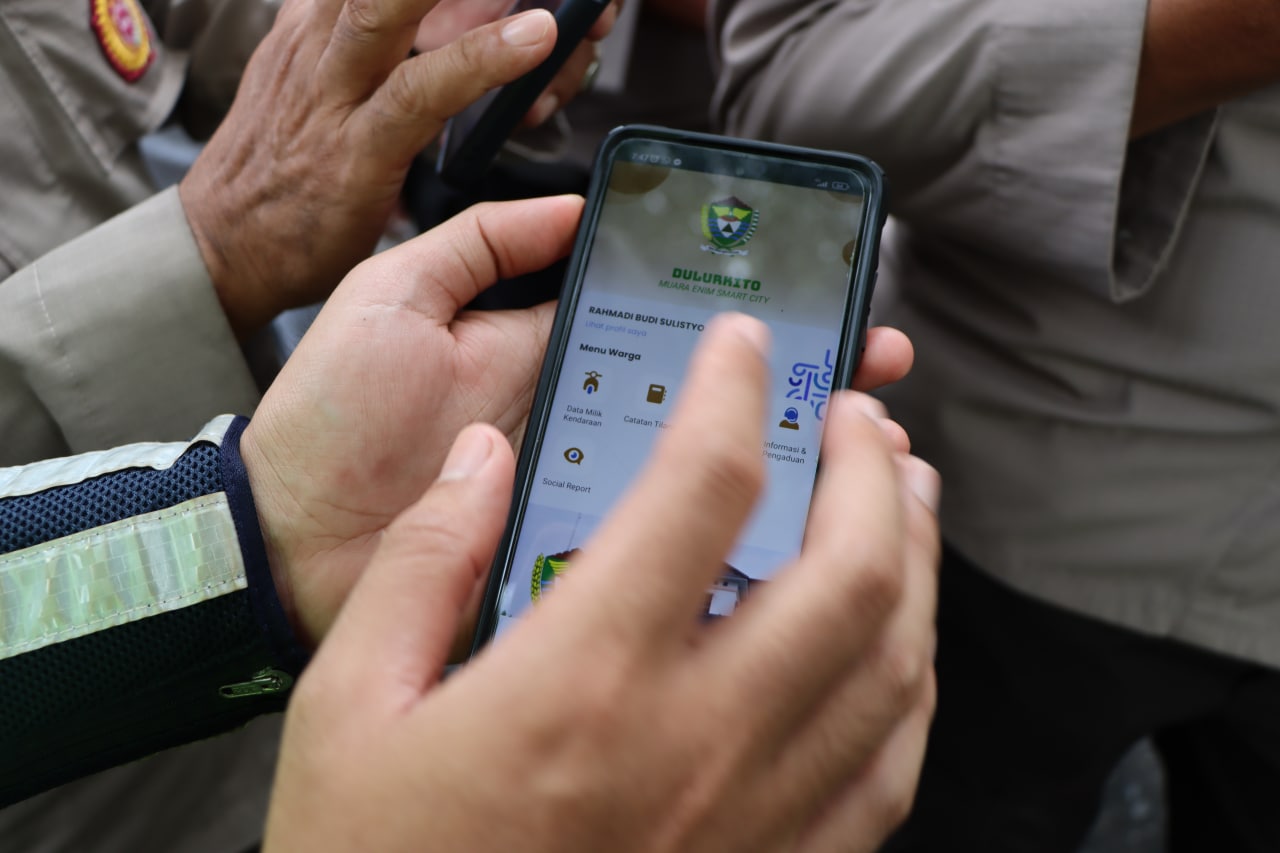 Aplikasi Dulur Kito di handphone android.(foto.polres m.e)